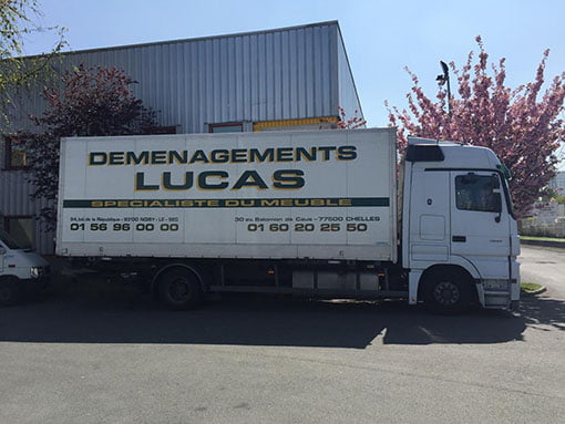 Garde-meubles dépot camion déménagement maritime - site : https://lucas-outre-mer.fr